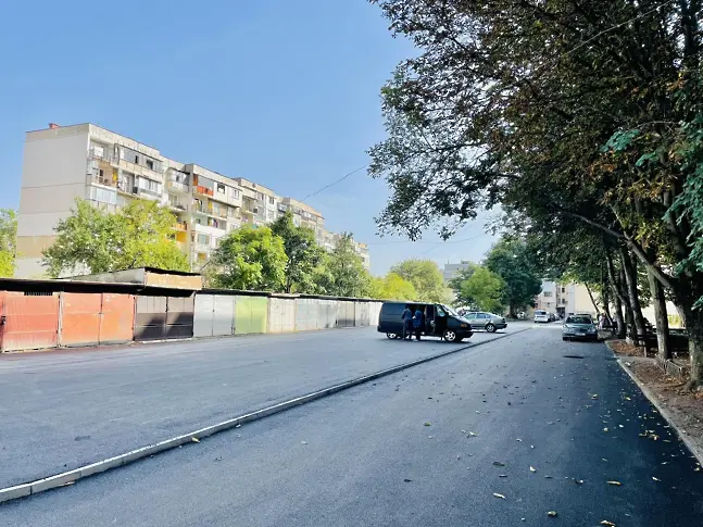 Продължава обновяването на паркинги във Враца 