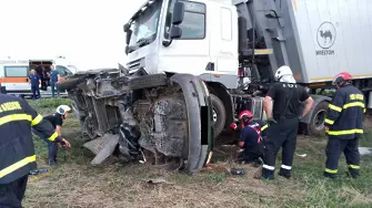 Двама загинаха в катастрофа край Долно Езерово (снимки)