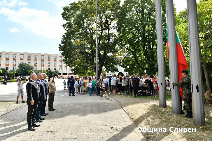  Тържествен ритуал пред паметника на Хаджи Димитър в Сливен за Деня на независимостта