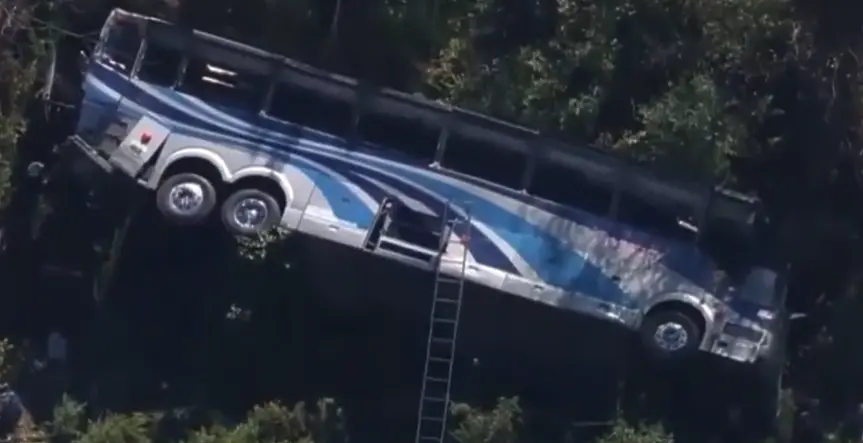 Автобус, превозващ ученици, се преобърна и уби двама души