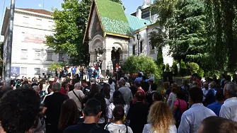Граждани се събраха пред Руската църква в знак на несъгласие за нейното затваряне