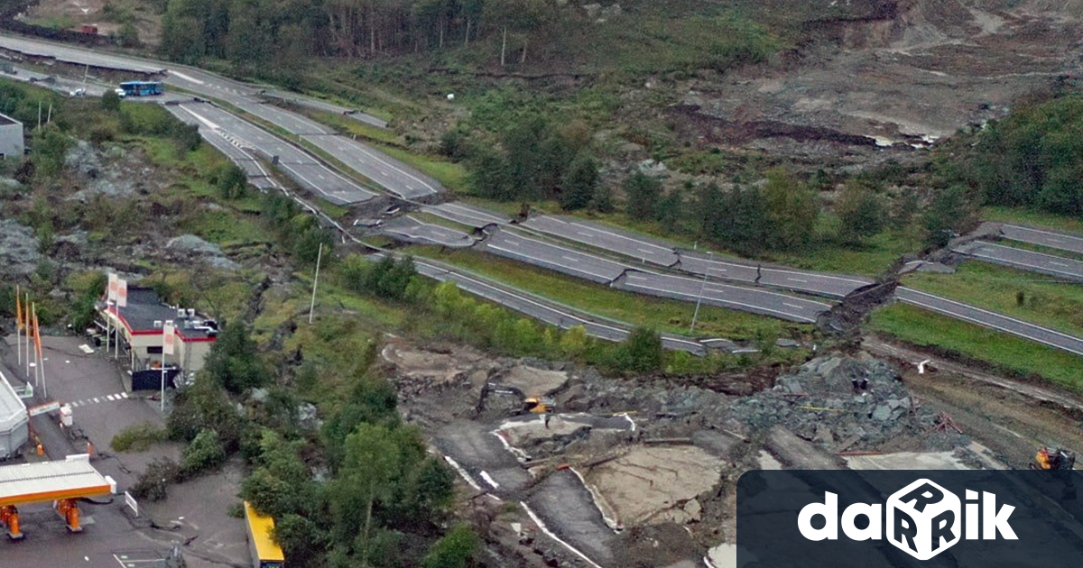 Голям участък от магистрала в Югозападна Швеция рухна снощи Трима