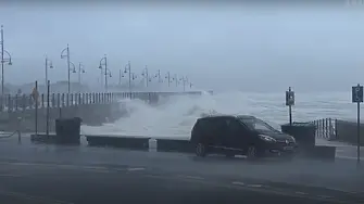 Бурята “Агнес” връхлетя Великобритания с опустошителни ветрове и наводнения (видео)
