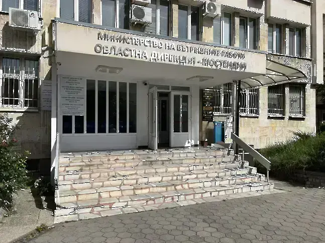 21 - годишен стреля с въздушен пистолет по прозорците на апартамент