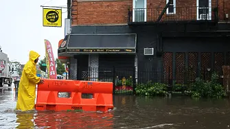 Проливни дъждове наводниха метрото в Ню Йорк (видео)
