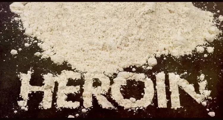 Заловените с почти половин кило хероин на Централна гара остават в ареста