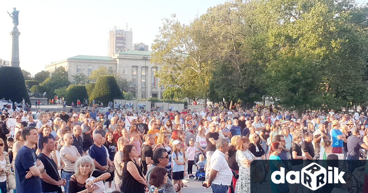 Стотици русенци се събраха на централния площад Свобода в Русе
