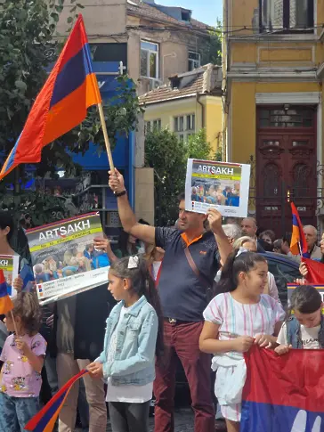 Протестни шествия в София и още градове в подкрепа на арменците в Нагорни Карабах (снимки)