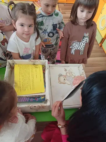 „Приказки за сън“ радват най-малките приятели на книгите в детските градини на Враца