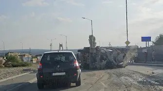 Бетоновоз се обърна на кръстовище във Варна