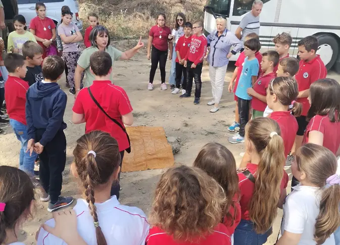 Деца от Карлово в подкрепа на каузата „Залесявайки, променяме света“