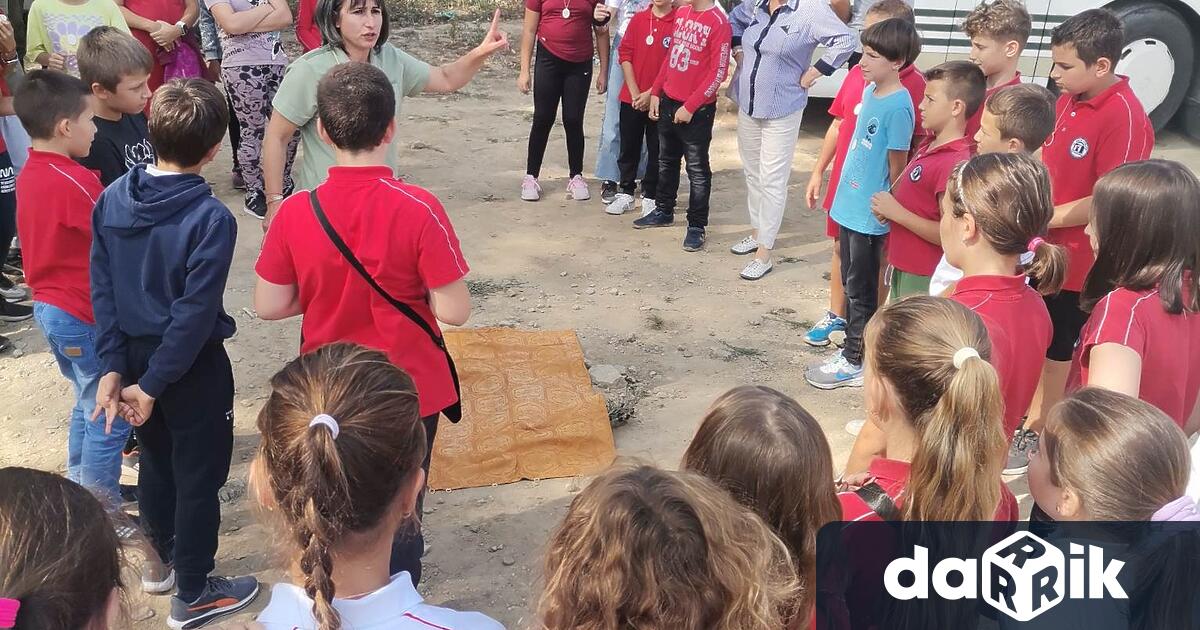 Деца от училище Васил Левски в Карлово посетиха днес горски