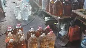 Над 300 литра домашна ракия иззеха митническите органи от частен дом в Лом