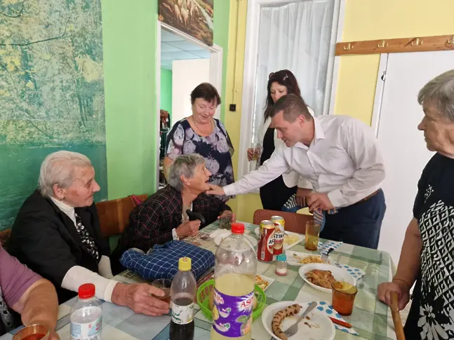 В Международния ден на възрастните хора Пенчо Милков се срещна с пенсионерите от Басарбово и Николово
