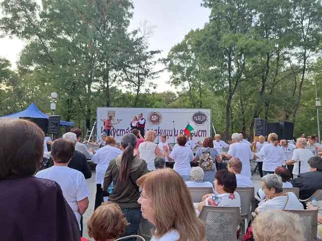 Пловдивски пенсионери пяха и танцуваха в парк „Лаута“ на фестивала „Изкуство без граници и възраст“