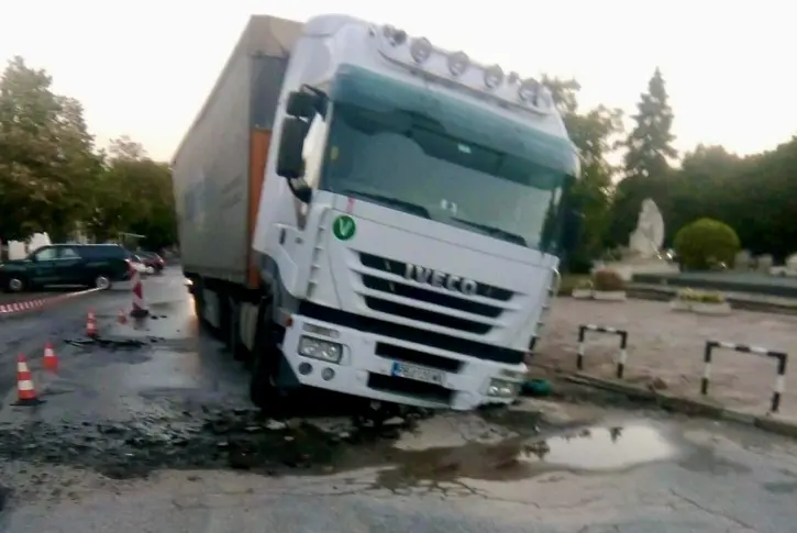 Камион пропадна на републиканския главен път Девин - Кричим - Стамболийски