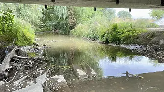 В коритото на река Първенецка отново има вода