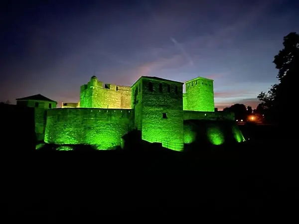 Фасадата на средновековната крепост „Баба Вида“ бе осветена в зелено за Европейския ден на донорството