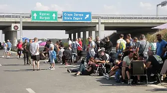 Продължава блокадата на магистрала „Тракия“