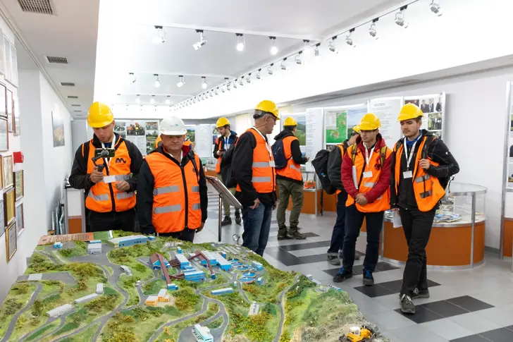 Студенти от най-стария минен университет в света посетиха „Асарел-Медет“