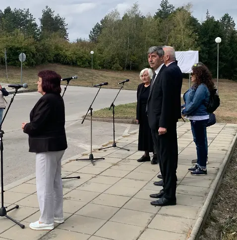 Oт днес алеята към Панорамата официално носи името на Андрей Романов/СНИМКИ/