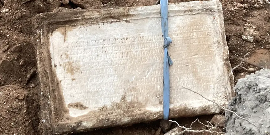 Откриха плоча с надпис от II век при разкопки в Хисаря