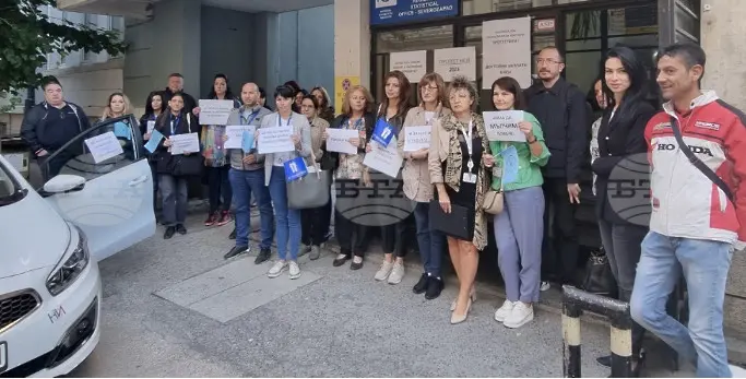 Служителите в Териториално статистическо бюро - Северозапад в Плевен излязоха на протест с искания за достойно заплащане