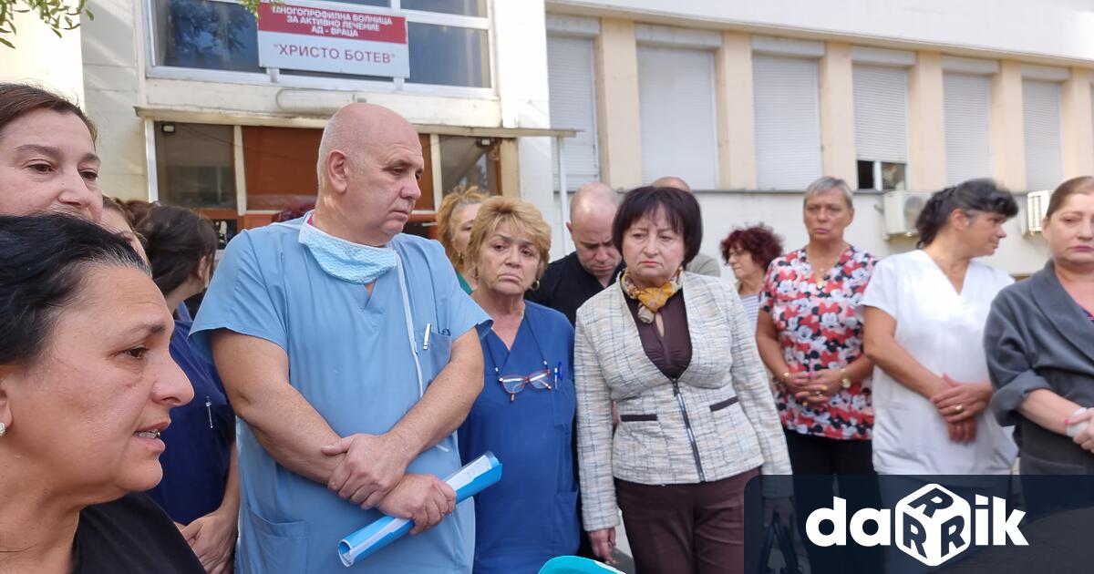 Медици от Враца излязоха на спонтанен протест в двора наМБАЛ