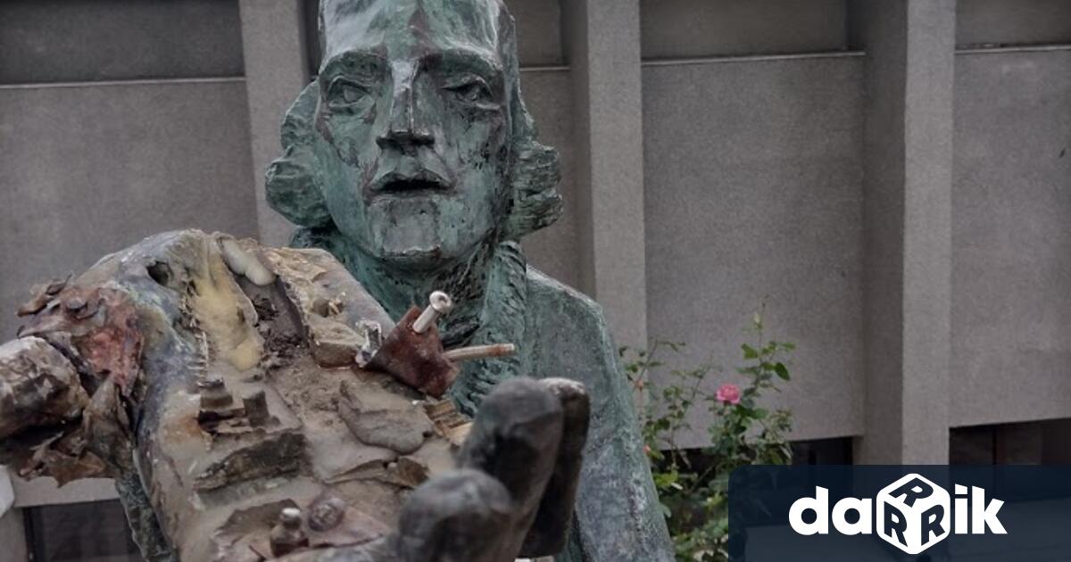 Статуятана Николай Коперник в Морската градина отново е станала обект