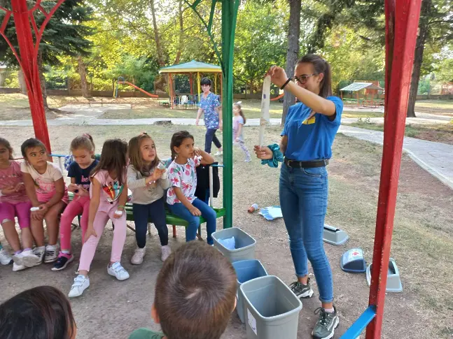 Младите червенокръстци в Ловеч с интерактивни игри обучения по първа помощ и разделно сметосъбиране