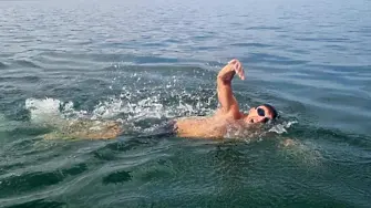 В разгара на войната: Румънец преплува Галилейското езеро, показвайки солидарност