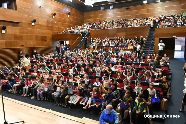 За празника на Сливен подариха образователен концерт на малчуганите в предучилищна възраст