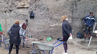 Откриха бронзов кръст- енколпион при разкопки на античната крепост Алмус в Лом