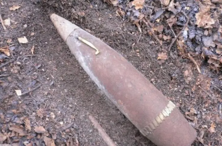 Снаряд откриха в обработваема нива в землището на село Въбел