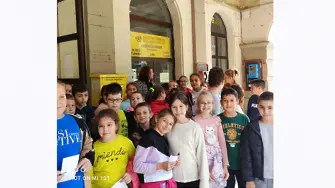 Ден на отворените врати: Ученици посетиха Централната поща във Велико Търново (снимки)