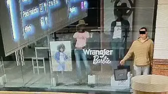 Крадец се престори на манекен на витрина, за да обере магазин във Варшава