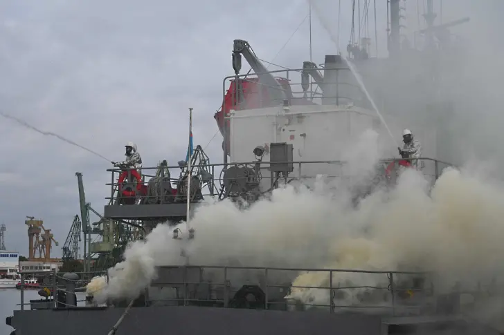 „Пожар” на кораб потушаваха на военното учение „Бриз” (СНИМКИ)