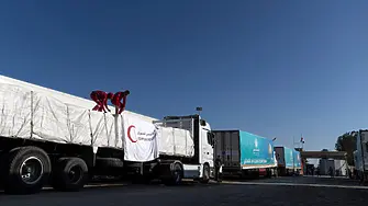 Камионите с хуманитарна помощ влязоха в Газа (видео)