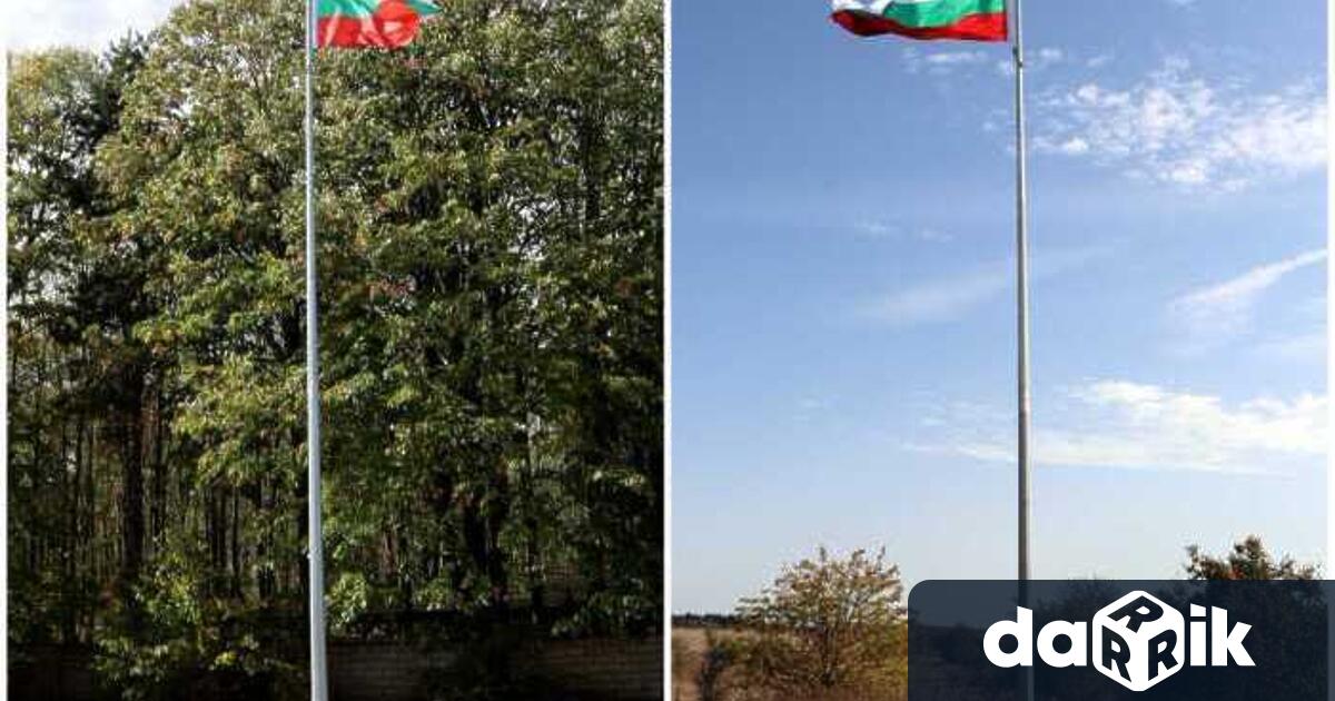 Петнадесетметрови пилони с националния флаг на България бяха издигнати днес