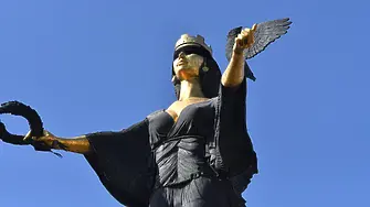 Статуята на Света София осъмна с черна превръзка на очите (снимки)