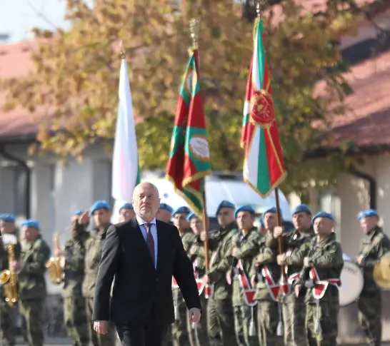 Министърът на отбраната: Ще осигурим най-модерното оборудване за Българската армия