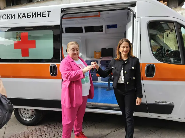 Напълно оборудвана нова линейка получи община Дупница