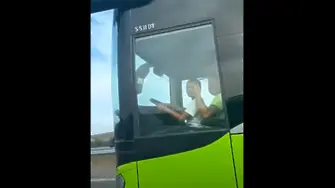 Дете кара автобус в скута на шофьор по АМ „Тракия“ (видео)