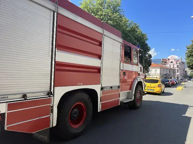 Забравена храна върху включен индукционен котлон подпали къща в Кюстендил