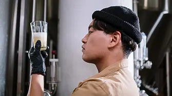 Работник уринира в резервоар с бира (видео) 