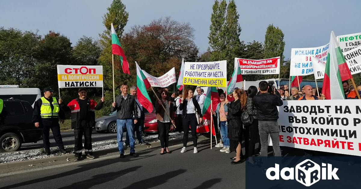 Служители на ЛУКойл Нефтохим Бургас блокираха днес изхода на града