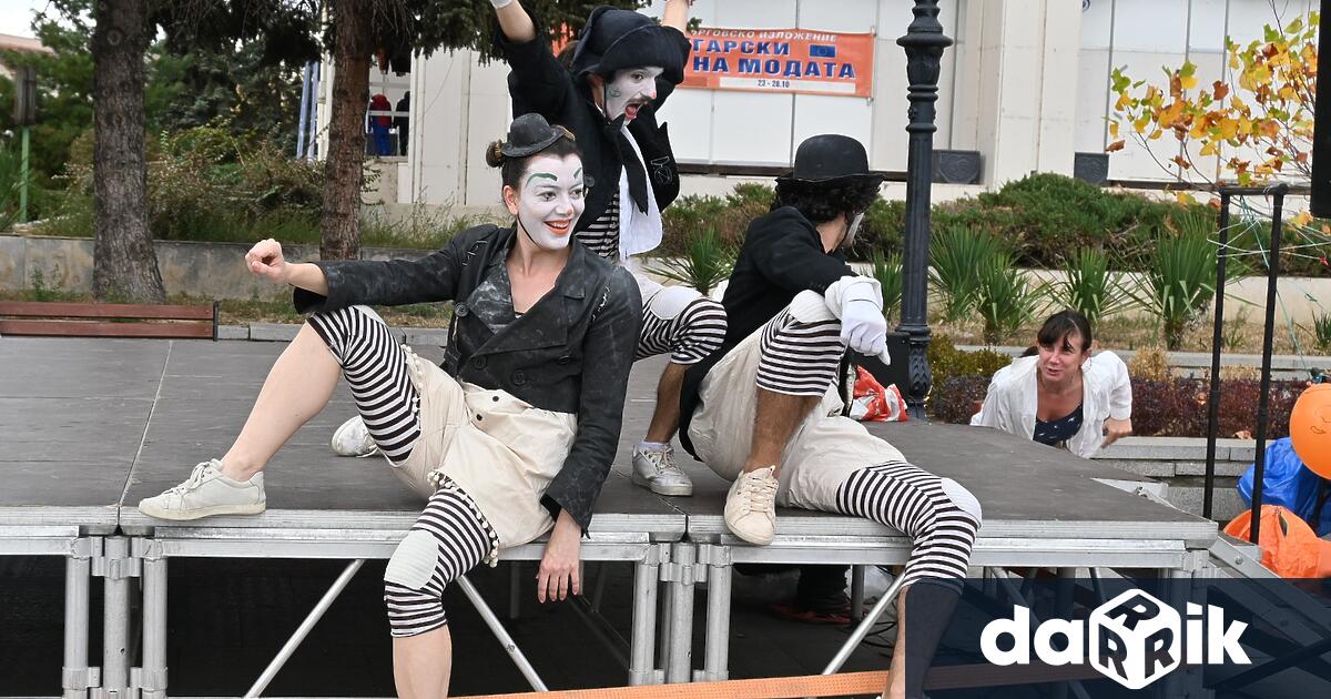 С детска арт работилница и спектакъл клоунада бяха зарадвани децата на