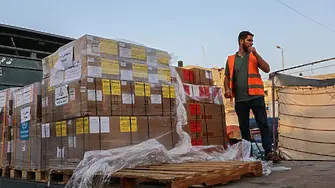 Хиляди жители на Газа нахлуха в центрове за помощи, разграбвайки продуктите