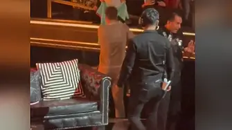 Бившият на Шакира Пике падна от сцената (видео)