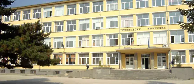 Родители на протест заради заключен двор на варненска гимназия